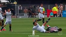 太狠了！解放者杯决赛开场1分钟惊现鞋钉爆头