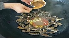 妈妈用地锅炸小鱼，一次放这么多调料，能不好吃吗