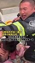 消防员 小男孩火海中窒息，消防员强忍剧痛做人工呼吸救回一命