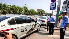 大众车贴淡定和低调，引起交警注意，原来是国外车主惹的祸！
