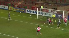 第86分钟埃克塞特城球员尼基·劳射门 - 打偏