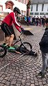 这些玩自行车的大汉一点都不怜香惜玉，对待这位德国美女太粗鲁了，美女有心理阴影了！德国