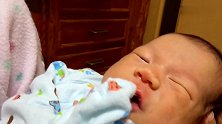 9天大的小宝宝喝奶，双目紧闭一脸陶醉，最后还不忘咂咂嘴