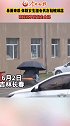 暴雨来临，体院女生担心男友的鞋淋湿直接背起男友，对此你怎么看？大力士女友