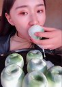 小姐姐吃的大苹果看着好好吃，里面的奶也流了出来，太馋人了
