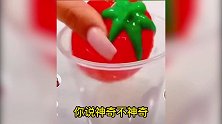 西红柿放在水里泡能变解压软球，太神奇了
