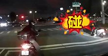 台湾街头上演警匪追逐大战 警察连开5枪吓傻路边摩托骑手