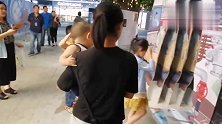 10个多月宝宝第一次坐摩托车，开始还害怕最后都不愿意下来了！