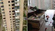 官方通报女子关窗被台风吹落坠亡：住户自行改造阳台 质量不佳