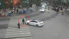 贵州遵义：母女过马路被撞倒卷入车底，路人20秒抬车救人