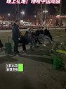 白俄罗斯：白俄罗斯本地学生晚上扎堆广场听中国戏剧