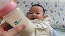 果然吃饱喝足就满足了，女儿见到爸爸手上的奶瓶，马上开怀大笑