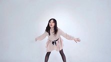 短裙少女热辣翻跳韩舞，甜美诱惑难挡