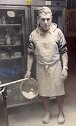 美国一名厨师被同事恶作剧惊吓 将一盆面粉全倒在自己脸上
