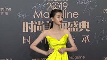 孙怡穿深V黄裙子走红毯，秀大长腿，不断提裙子防走光！