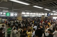 深圳地铁突发故障停运 官方：异物掉入轨行区影响供电