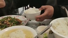 李庄白肉的正确打开方式，用筷子卷起来肉片，这样吃起来才好吃！
