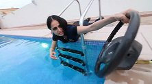 安全气囊弹开时威力有多大，美女在水下亲测，场面差点控制不住