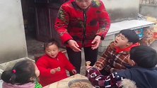 把儿子送乡下奶奶家第二天，就发来这一段视频，为娘既心疼又自豪