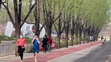 外国人不戴口罩在北京朝阳公园扎堆聚餐？园方：文明劝离疏散