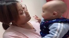 妈妈吃水果，宝宝别以为我没看到，只是不想揭穿你！