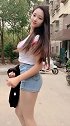 小区楼下的女神很能臭美，天气变冷也要搭配跟夏天一样