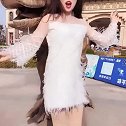 美女街边才艺展示唱歌，和石恐龙“搭档”，简直太迷人了！