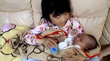 小宝宝闹人，姐姐抱住唱歌给宝宝听，小宝一点也不闹，好可爱！