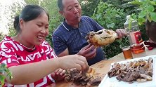 胖妹嘴馋买15斤大牛腿，和老爸一起解馋，这回吃撑了