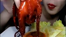 一整只麻辣章鱼蘸着特调酱汁吃