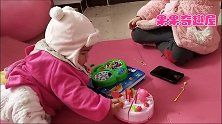一岁半的宝宝玩钓鱼玩具和拼插蛋糕