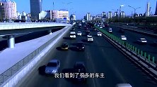 这辆“阴阳车”火了，汽车只洗了一半，车后8个字令交警捧腹大笑