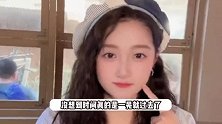 28岁关晓彤在新加坡被偶遇，背着球拍要去打网球，172身高一双大长腿抢镜