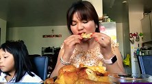 越南大妈吃大只炸鸡，咬一口细嚼慢咽，味道赞不绝口