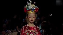 春节上映大红色儿童服装秀，大红色更显中=祖国名族风