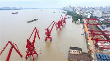航拍：长江九江段水位持续上涨逼近码头 中下游各段将迎来洪峰
