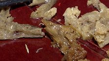 贵州贵阳：恶心！家人聚餐吃出小白虫 店家：正常，这能吃