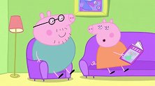 小猪佩奇：佩奇正看电视呢，女王突然出现了，她要公布个大事件