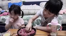 好有爱的姐妹俩，一边吃东西还一边和妈妈聊天，太可爱了！