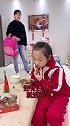 马上要迟到了，我都准备好跑了，她还在慢悠悠细嚼慢咽！