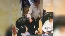 爆笑合集：女子报警称家里有红色长蛇，消防赶到却都笑了