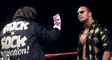 WWE十大送礼时刻：巨石强森获赠臭袜子 奥斯丁牛仔帽恶搞安格