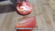 面疙瘩别用筷子搅了，教你用一个塑料瓶，2分钟做一大盘，超简单