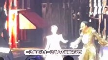 杨千嬅演唱会话筒被没收，满脸懵找话筒伴舞追着跑，舞台变音乐剧