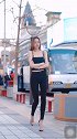 小姐姐这一身装扮，显然就是这条街最靓的妞，街拍
