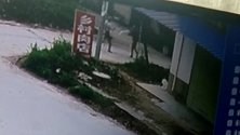 西安一大爷遭连襟泼汽油 狂逃百米烧成重伤