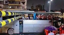 桂林一旅游大巴被限高杆削顶 现场惨叫声不断致1死6伤