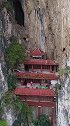 贵州一崖壁上居然建有一座寺庙，真是夹缝中生存，古人真厉害