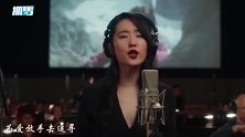 刘亦菲演唱新电影主题曲，一身西装十分帅气，整个乐队为她伴奏