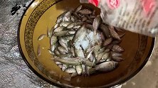 油炸小杂鱼：小杂鱼用生粉搅拌均匀后炸至金黄，吃起来太香了！